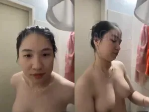 Gái vú bự, vừa call với cô bạn gái vừa tắm