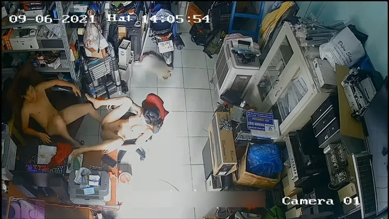 Cô vợ gã chồng trả bài nhau trong của cây hàng máy tính